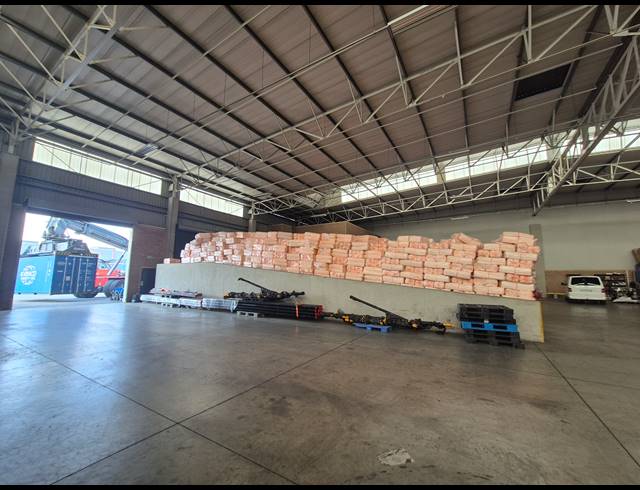 2,495M² WAREHOUSE TO LET IN GOSFORTH PARK